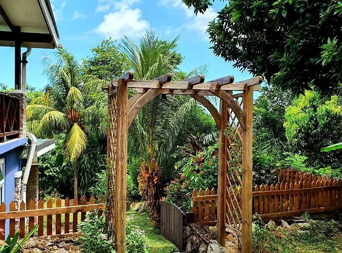 Lägenhet Rose Self Catering Beau Vallon (Mahe)