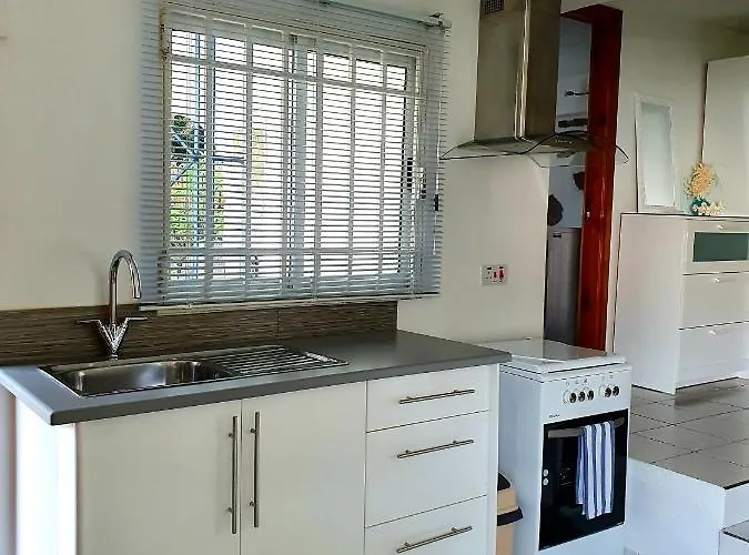 Lägenhet Rose Self Catering Beau Vallon (Mahe)